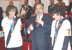 Behar e Shelda foram homenageadas pela prata em Atenas-2004 pelo presidente Eurico Miranda (Foto: Site Oficial do Vasco)