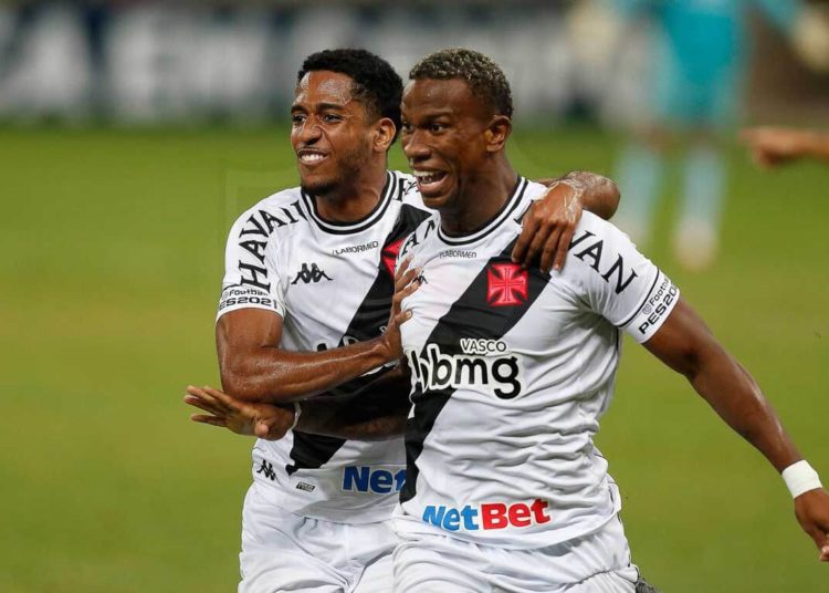 Vasco vence o Botafogo por 3 a 2 e volta ao G4