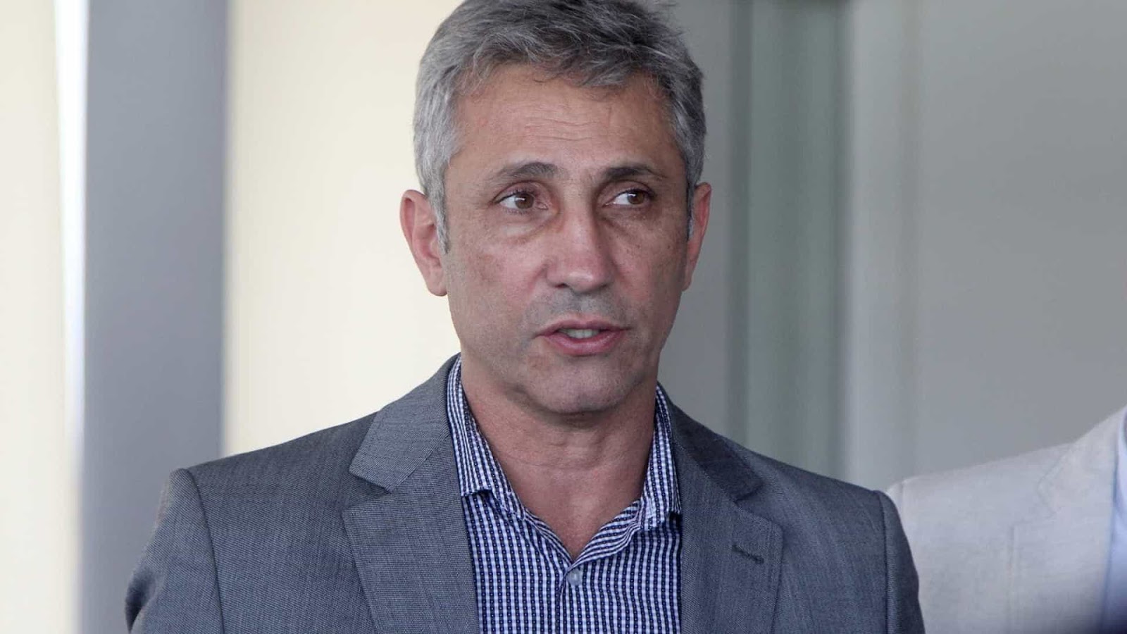 Campello tem pressa, mas encontra bastante dificuldade para contratar um treinador no perfil desejado; entenda a situação