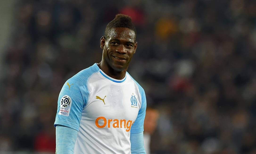 Jornalista volta atrás, afirma que Leven estava perto de fechar com Balotelli e explica que ”namoro continua”, apesar de acerto com o Monza