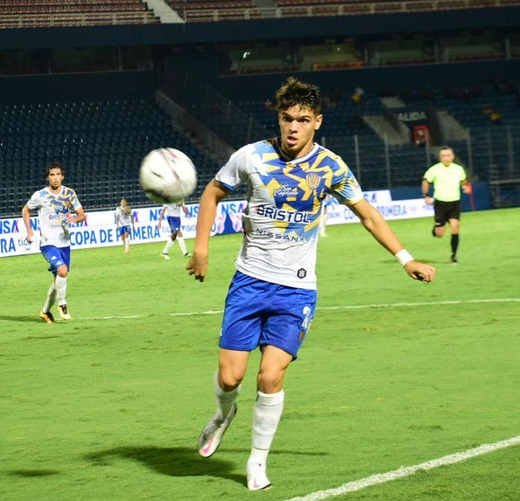 A busca por reforços: Diego Fernández se apresenta nos próximos dias no Vasco e Elias Ovelar segue em negociação