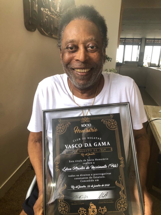Título de sócio honorário concedido a Pelé ganha repercussão mundial