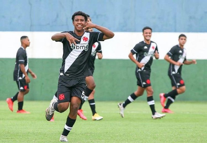 Andrey Santos se tornou o jogador mais jovem a atuar pelo Vasco no século XXI