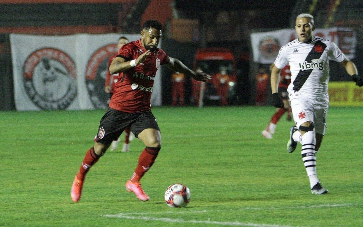 Técnico fala sobre problema defensivo: “Me incomoda muito levar gol em todos os jogos”