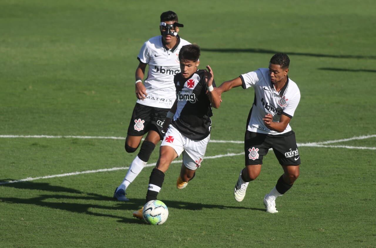 Com 12 anos de Vasco, Caio Dantas renova até 2024