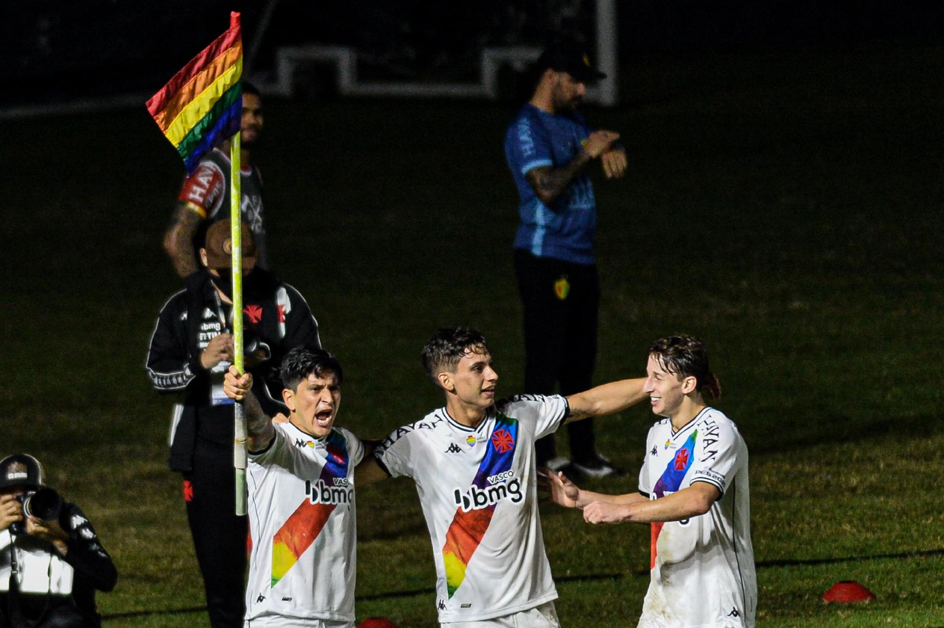 Veja as capas dos jornais após Vasco vencer do Brusque