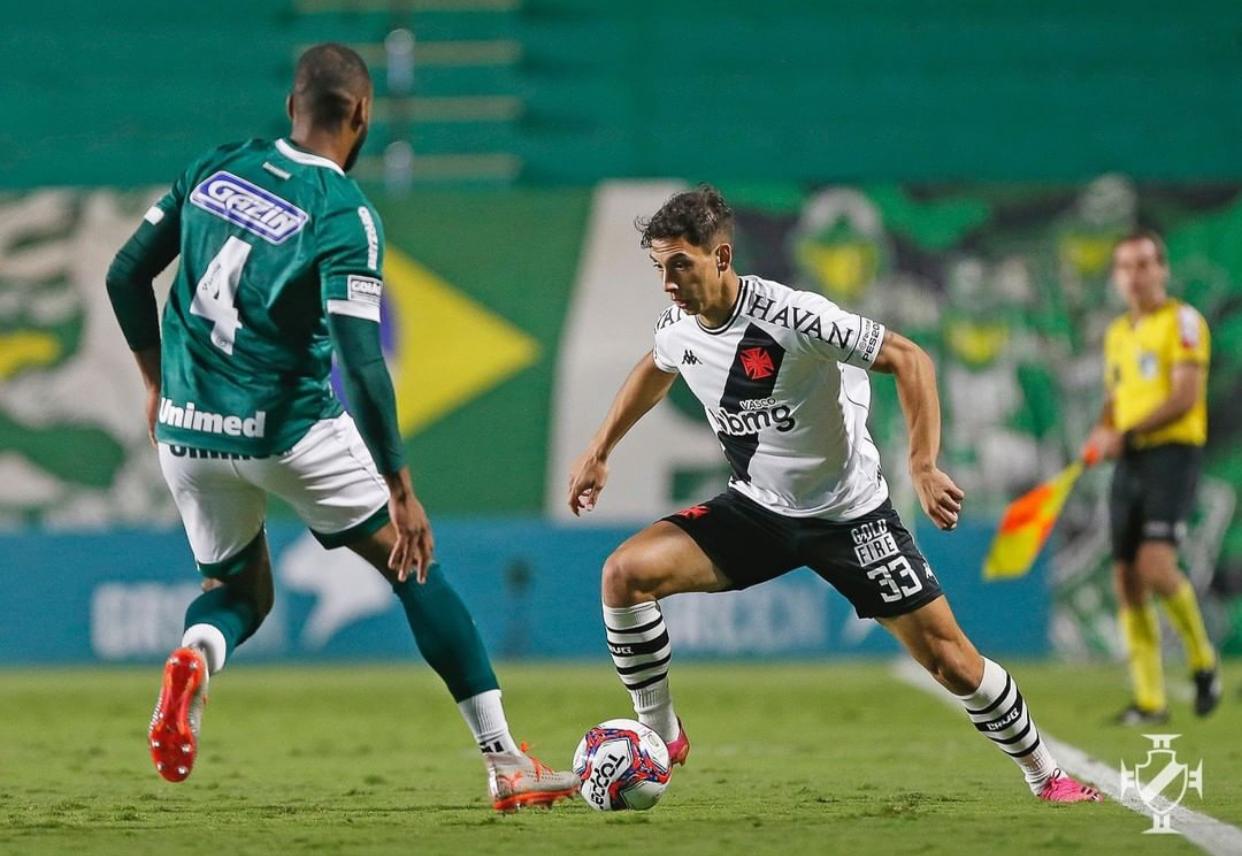 Com um a menos, Vasco perde pro Goiás fora de casa e vê G4 mais distante