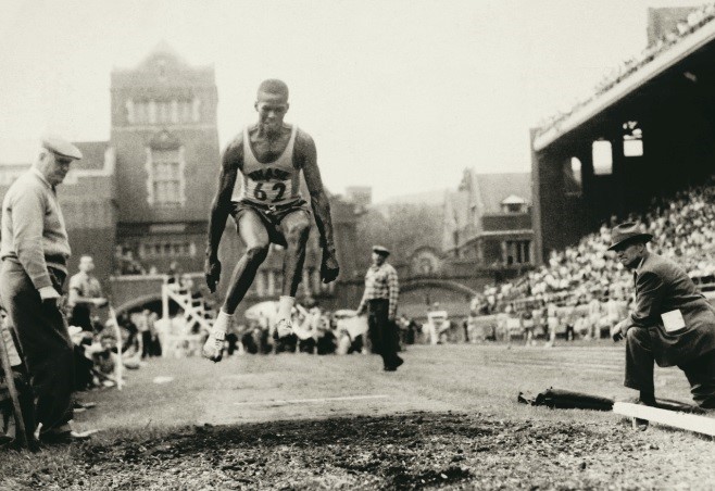 Adhemar Ferreira da Silva saltando para o ouro olímpico (Foto: COB)