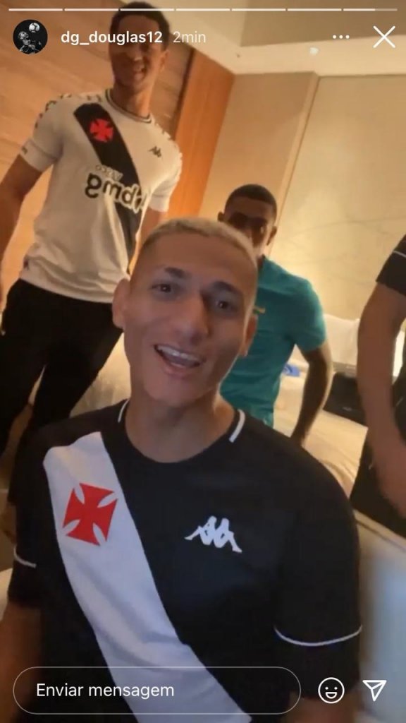 Richarlison aparece com camisa do Vasco e torcida vai à loucura; veja