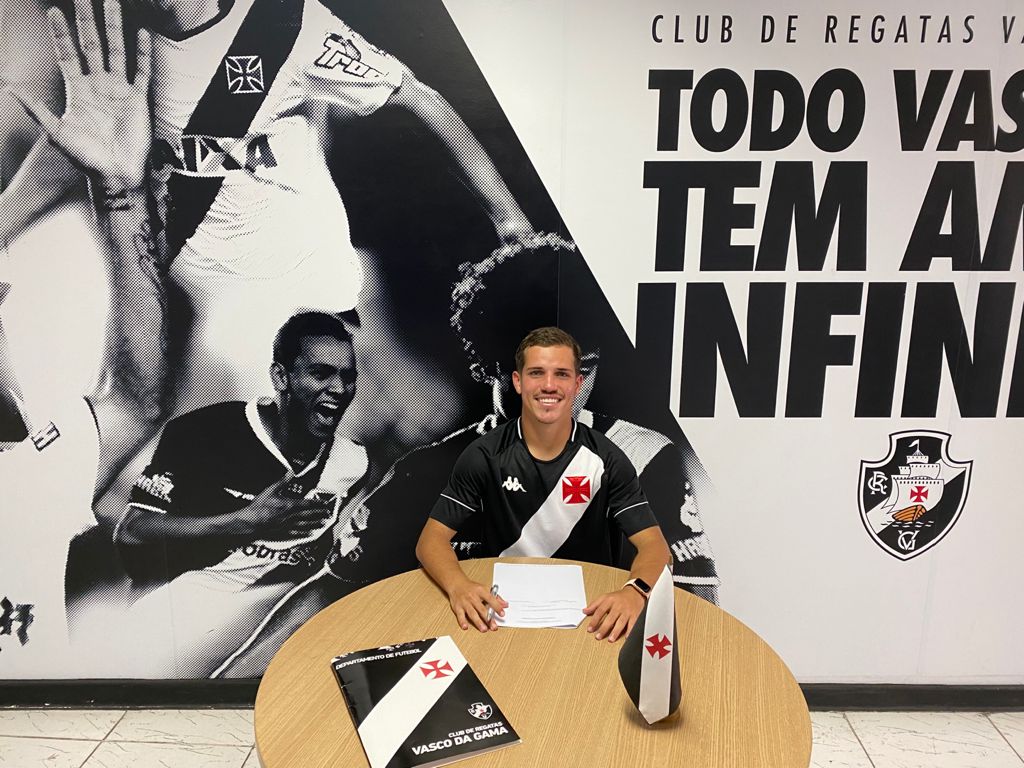 Guilherme Cachoeira assinando com o Vasco