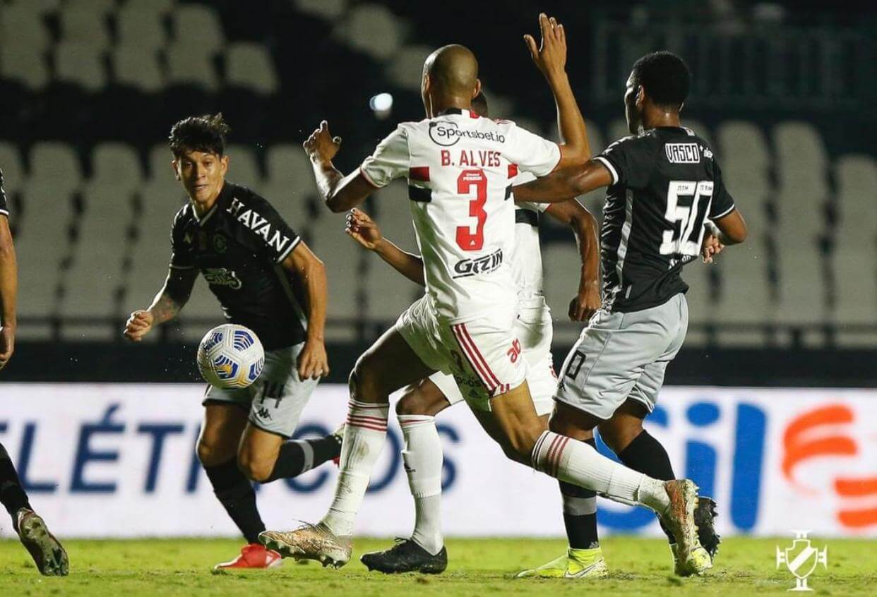 Prejudicado pela arbitragem mais uma vez, Vasco é eliminado da Copa do Brasil