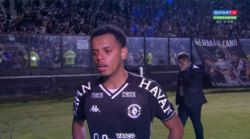 Riquelme se emociona após dar assistência e homenageia seu avô