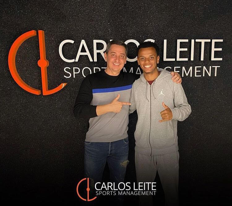 Riquelme assina contrato de representação com Carlos Leite