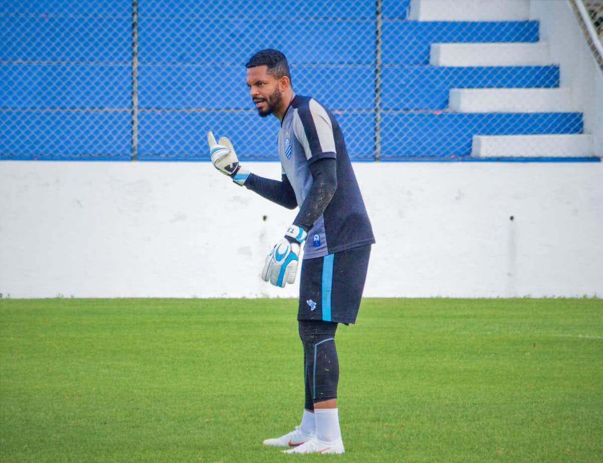 Goleiro Thiago Rodrigues recebe a camisa 1 do Vasco e destaca jogo