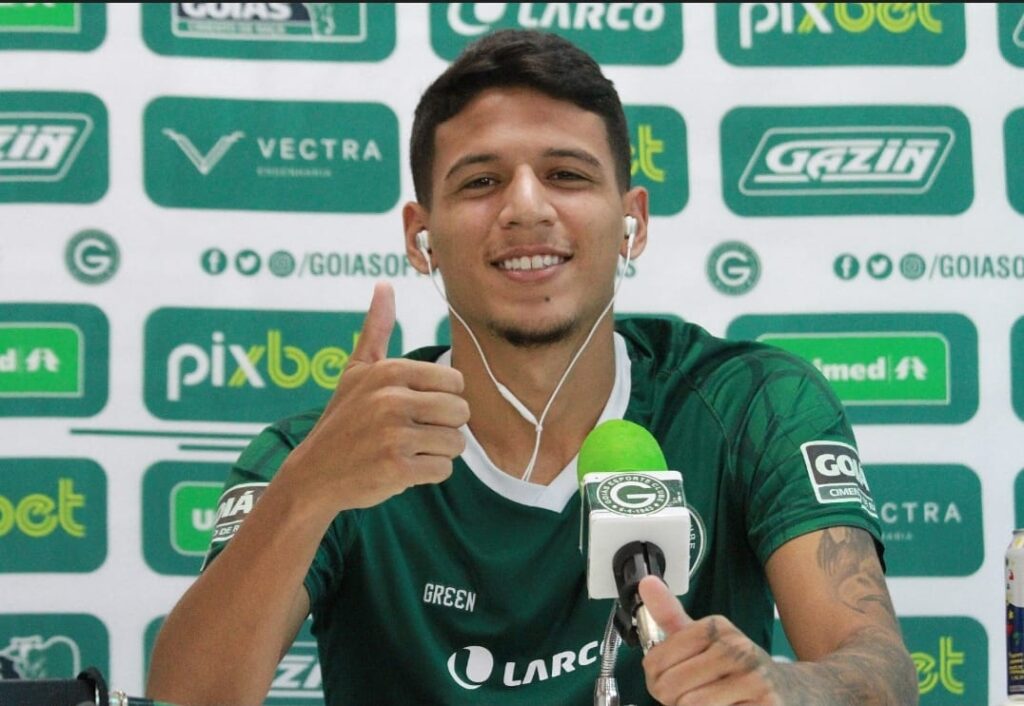 Anunciado pelo Goiás, zagueiro Caetano revela ter recebido proposta do Vasco