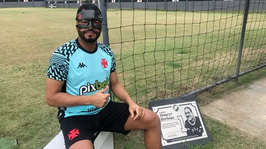 Goleiro Thiago Rodrigues recebe a camisa 1 do Vasco e destaca jogo