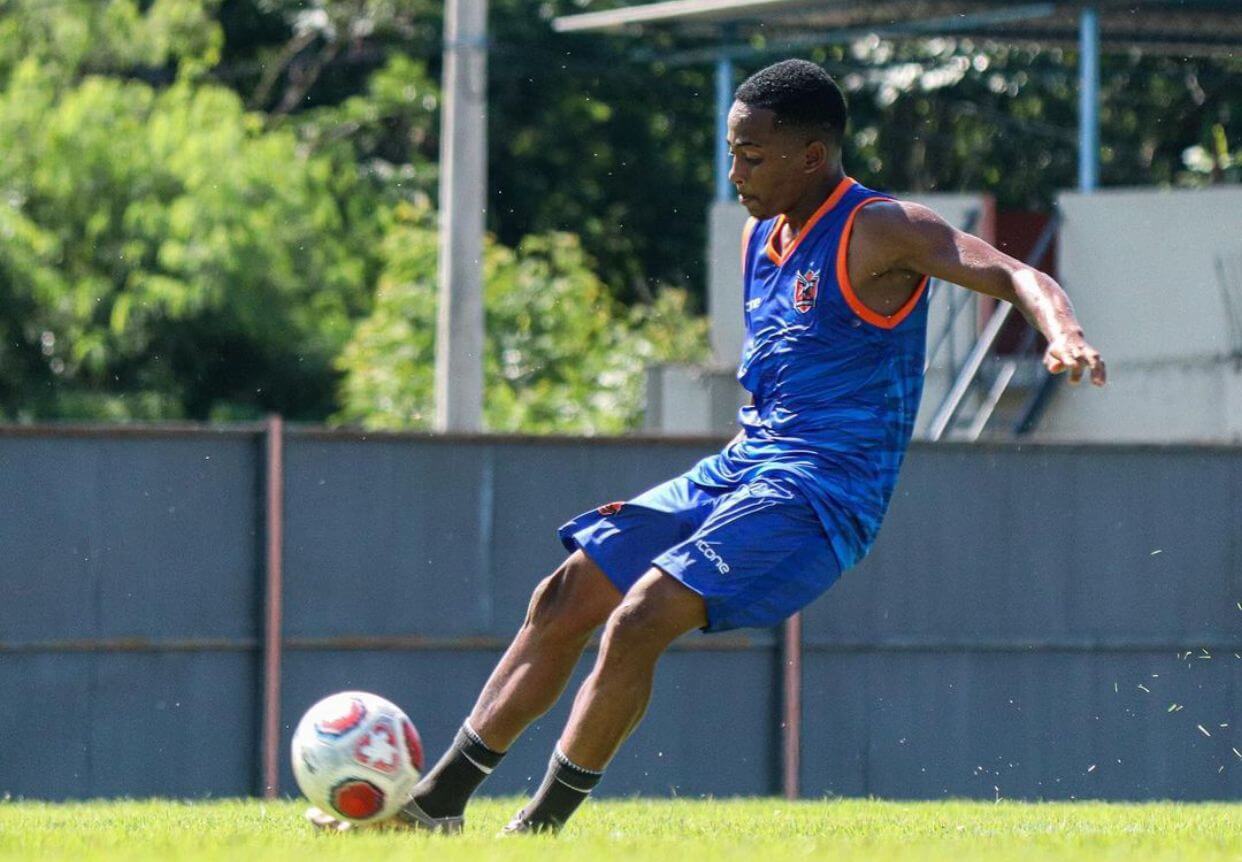 Destaque do Nova Iguaçu tem passagem pela base do Vasco