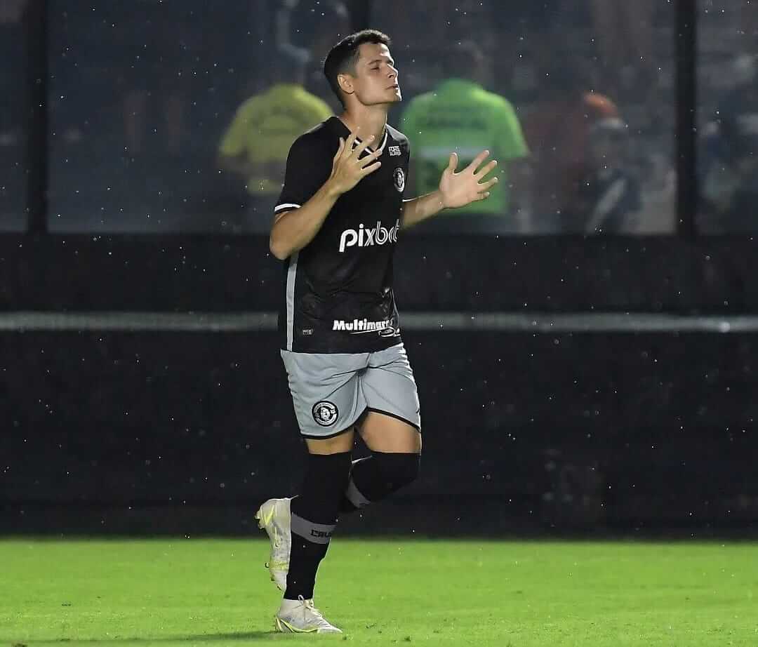 Matheus Barbosa destaca estreia como titular e contribuição com assistência