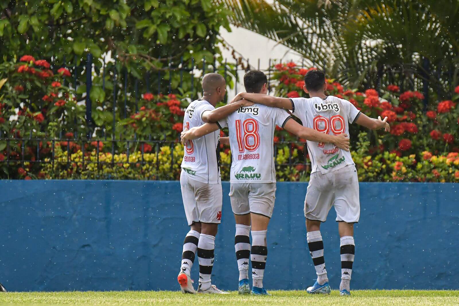 Com gol à la James Rodríguez, Vasco vence o Madureira em tarde de Getúlio