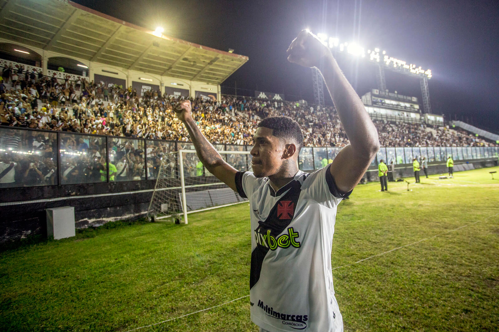 Raniel iguala maior marca da carreira e agradece ao Vasco