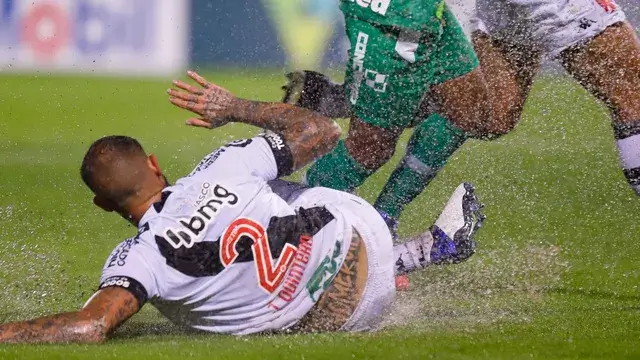 Em jogo com atraso, apagão e interrupções por conta da chuva, Vasco empata com a Chapecoense fora de casa