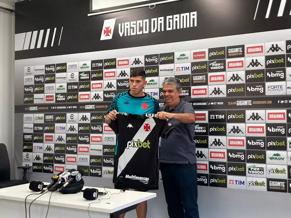 Palácios afirma em apresentação: “Estou 100% comprometido com o time”