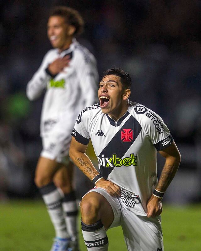 Palacios trabalha a parte física, perde peso e é elogiado por profissionais do Vasco