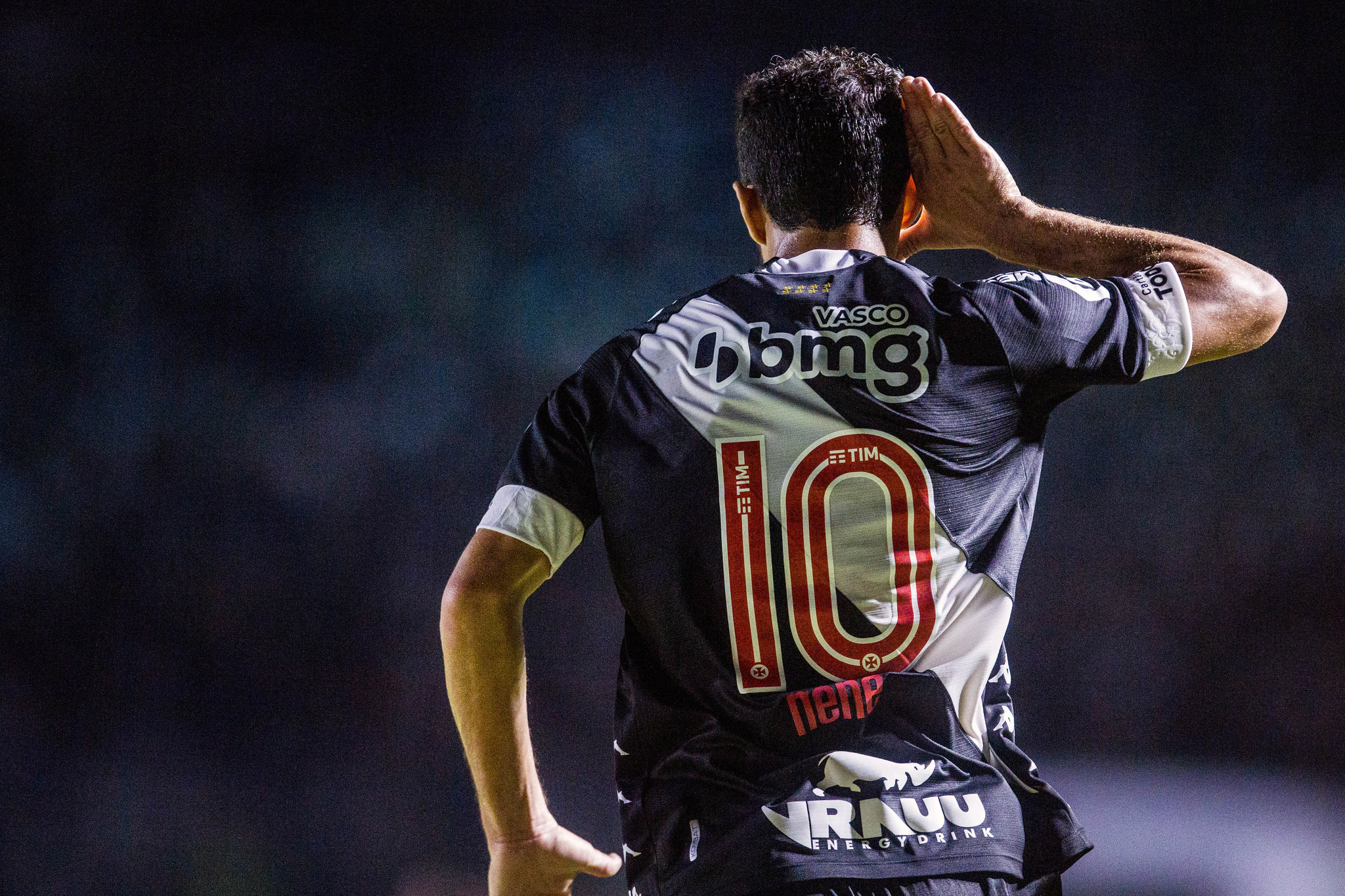 Nenê completa 200 jogos pelo Vasco e ganha camisa; veja foto