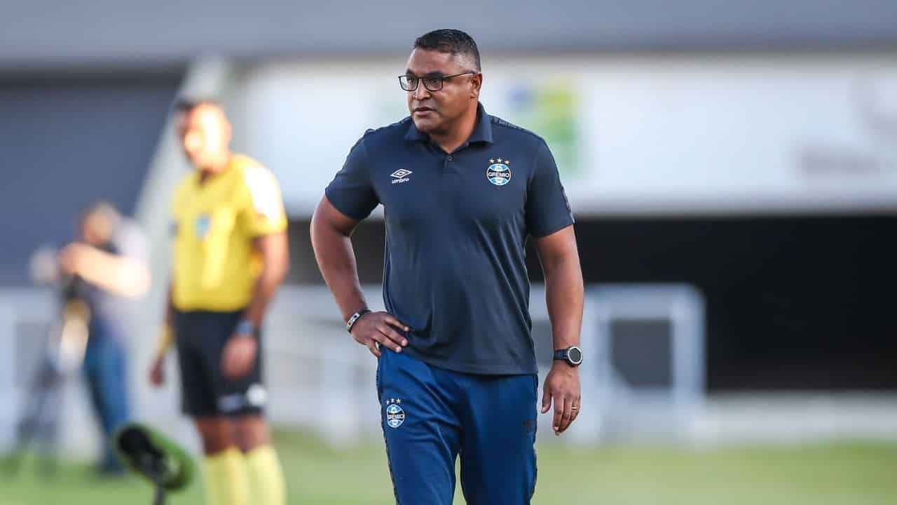 Ameaçado no cargo, Roger Machado deve comandar o Grêmio contra o Vasco