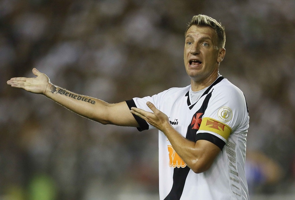 Ex-Vasco, Maxi López está próximo de adquirir ações de clube da Inglaterra