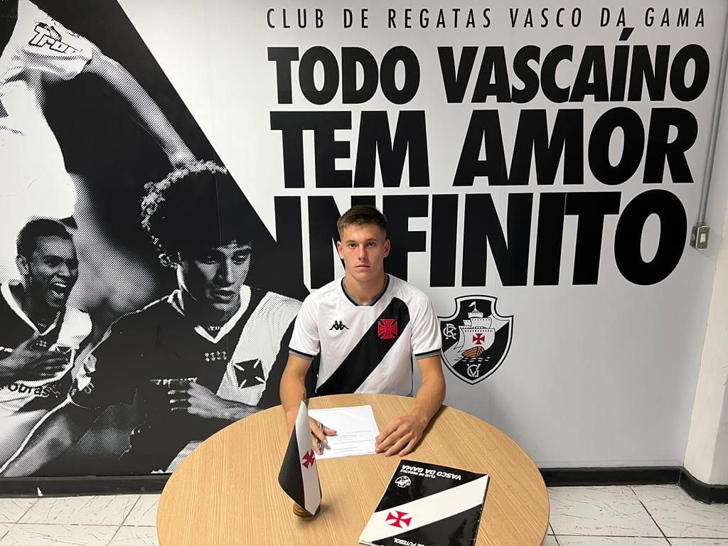 Guilherme Estrella assina seu primeiro contrato como profissional