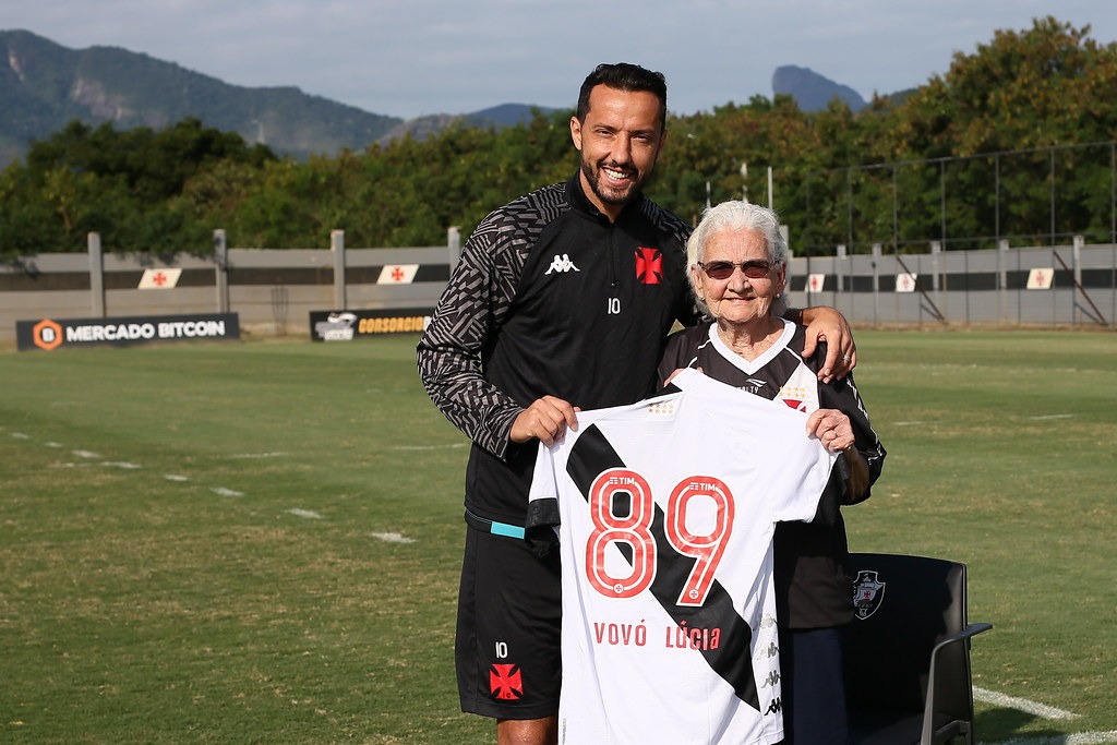 “Vovó do Vasco” visita o CT e conhece jogadores do clube