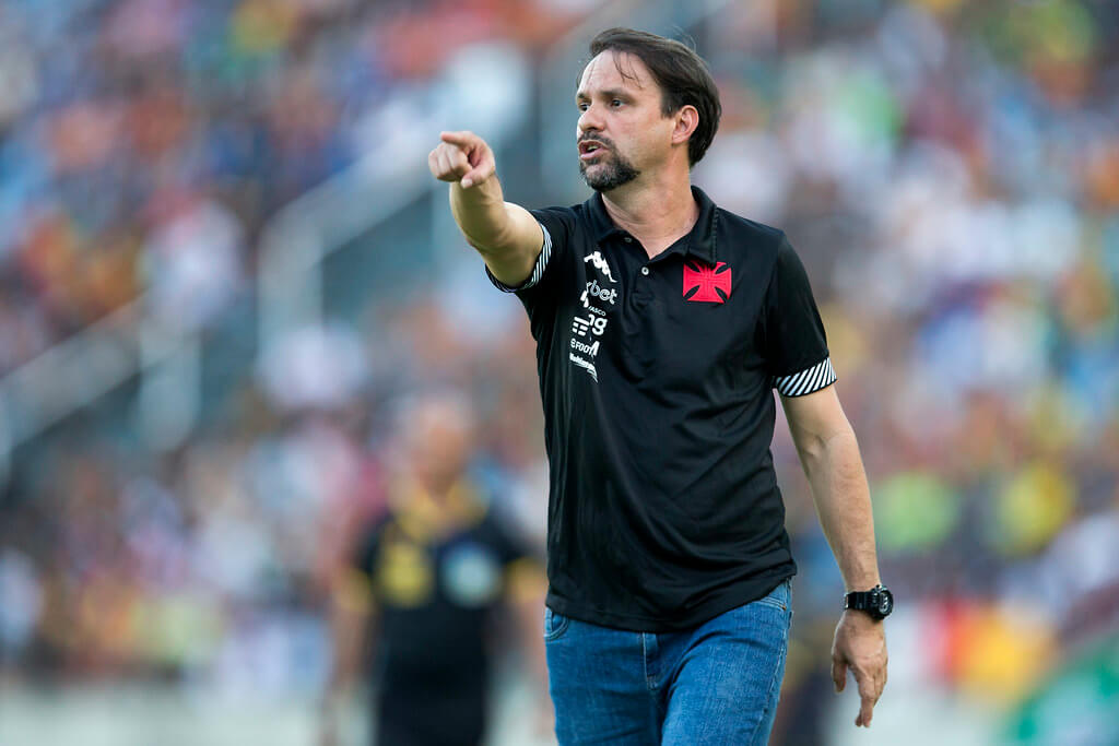 Em 6 jogos, Maurício Souza não repetiu escalação e utilizou 27 jogadores