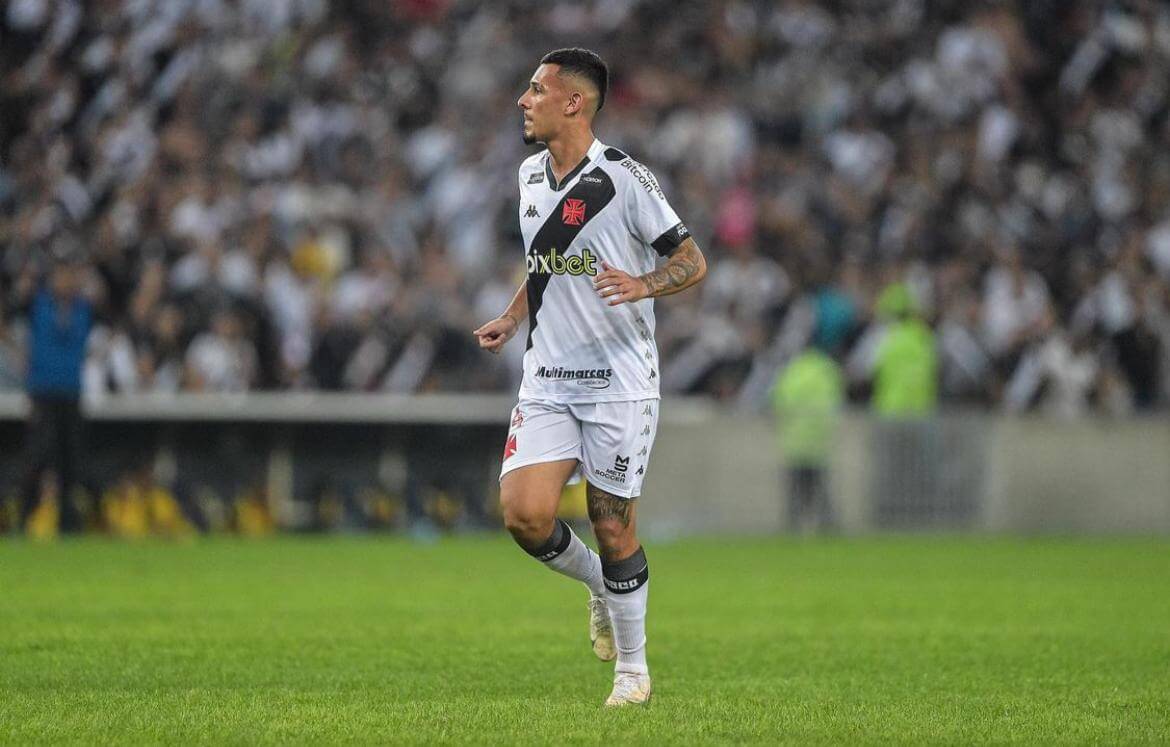 Cria da base, zagueiro Zé Vitor celebra estreia no Maracanã