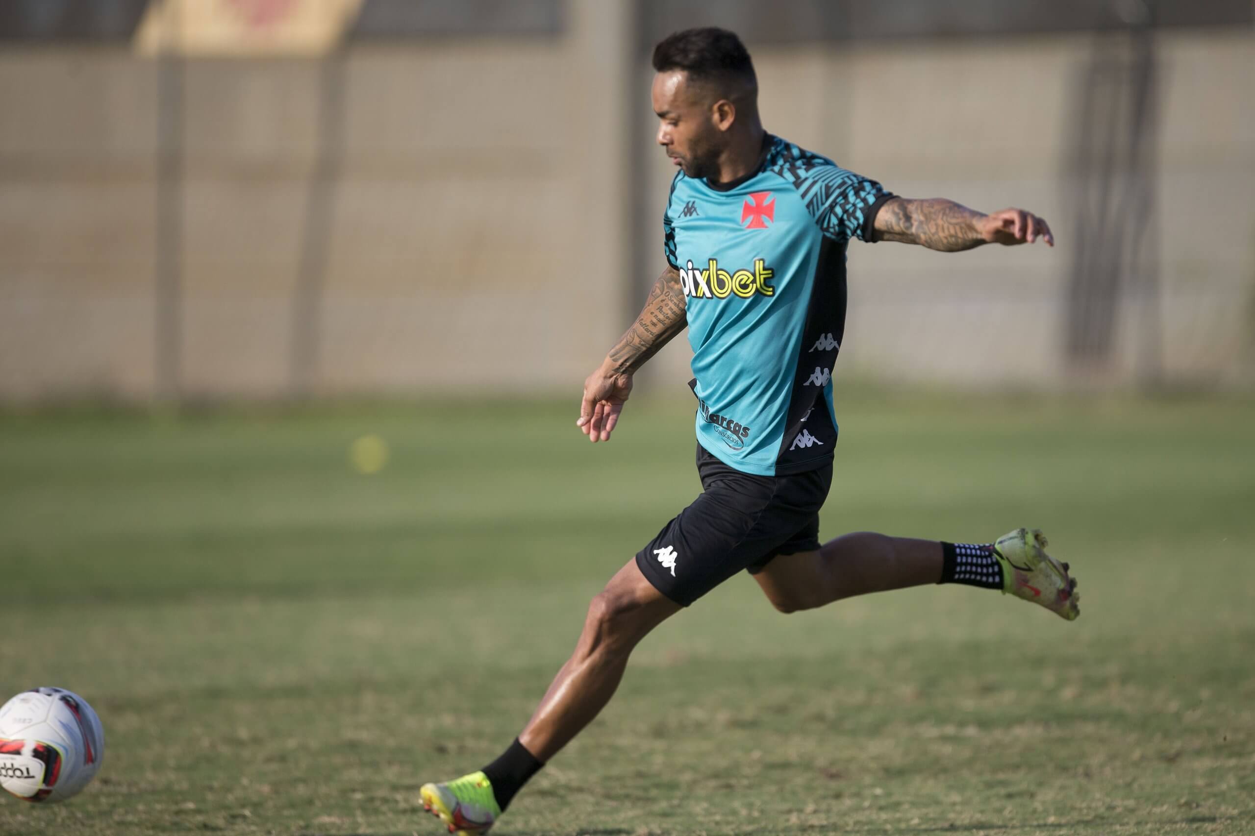 Médico do Vasco elogia boa forma de Alex Teixeira e fala sobre recuperação de Sarrafiore