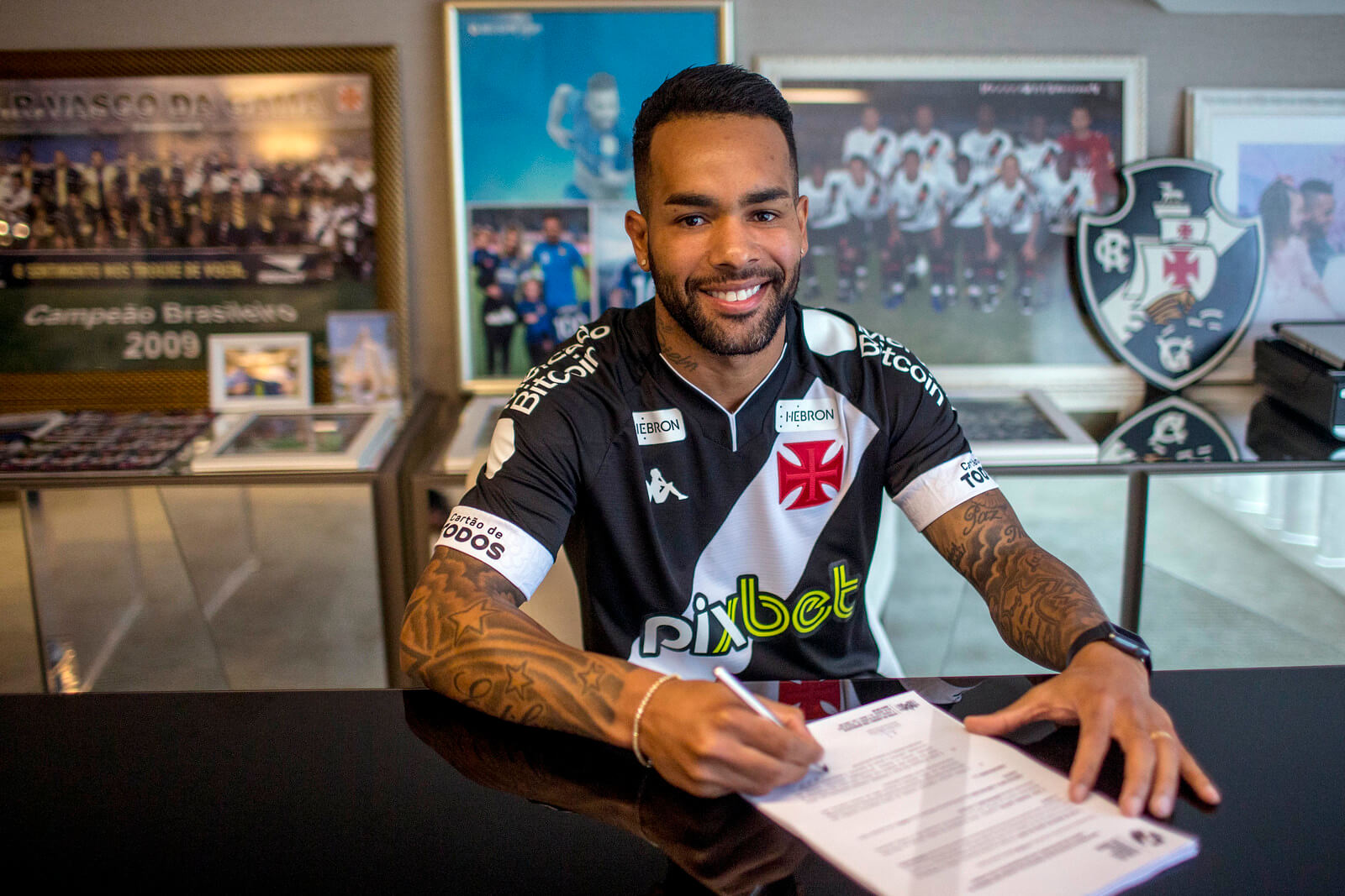 Oficial: Alex Teixeira assina com o Besiktas 