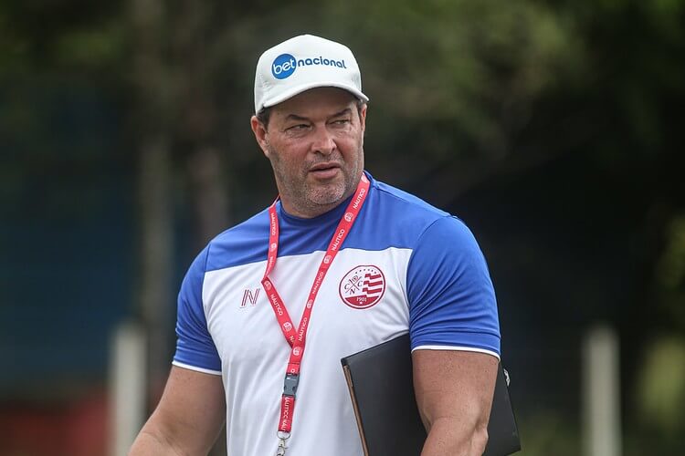 Efeito suspensivo permitirá que Roberto Fernandes comande o CSA diante do Vasco