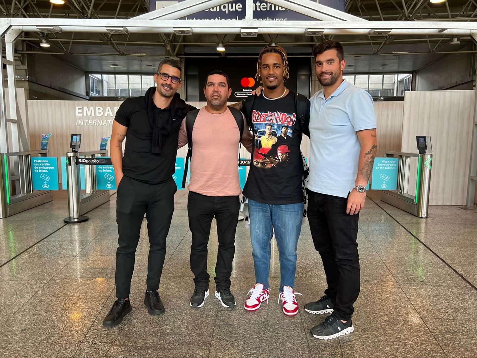 MT embarca com destino a Portugal para assinar com Santa Clara