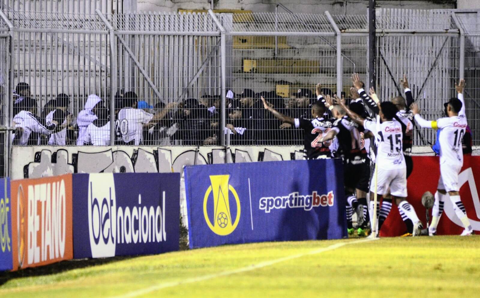 Primeiro tempo de Ponte Preta x Vasco é marcado por briga entre as torcidas e Alex Teixeira