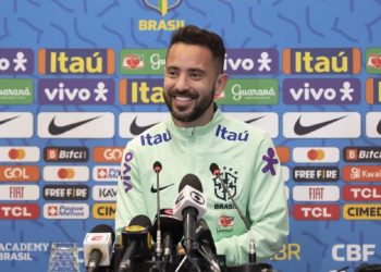 Everton Ribeiro engrandece Vasco em coletiva da seleção brasileira