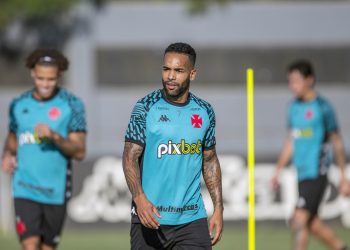 Vai sair? Confira a situação de Alex Teixeira com o Vasco