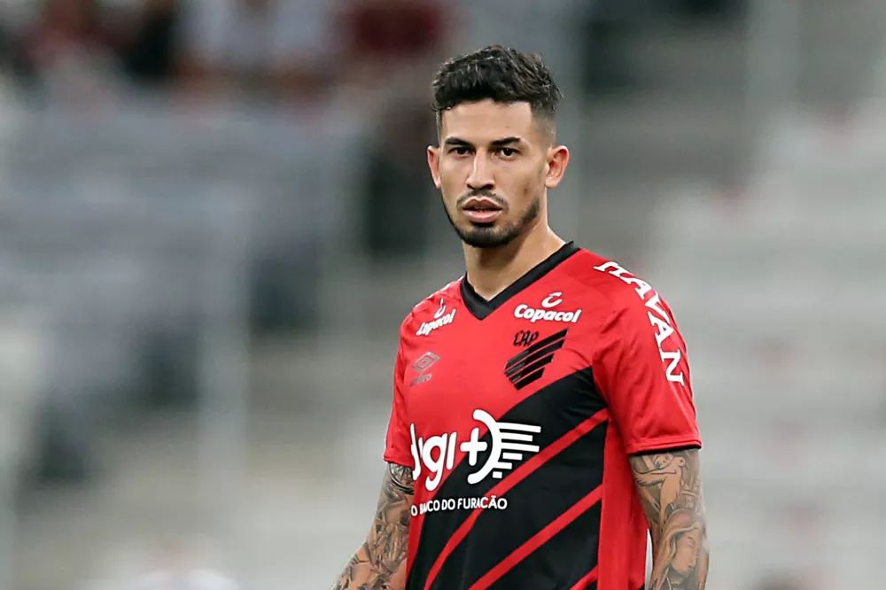 Vasco tem interesse em destaques do Athletico-PR, diz site