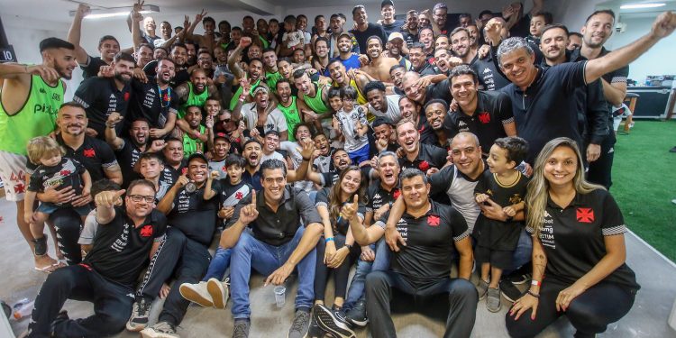 Comemoração após a virada de sábado se estendeu até os vestiários