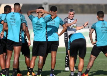 Vasco tem 16 jogadores e técnico Jorginho em fim de contrato