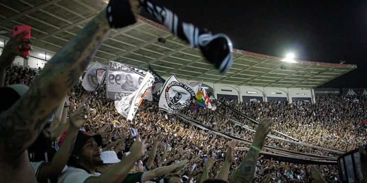 Vasco é absolvido pelo STJD após identificar quem arremessou garrafa em São Januário