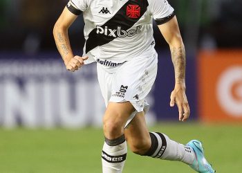 Palacios fala sobre nova posição de volante: “Estranha para mim”