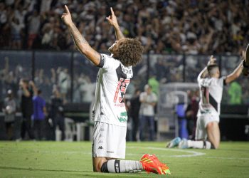 Figueiredo conversa com Jorginho e atleta ganha nova posição no Vasco