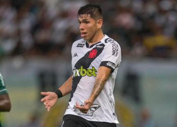 Carlos Palacios ganha nova posição e desperta atenção no Vasco
