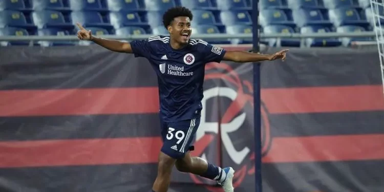 Emprestado pelo Vasco, Marcos Dias comemora bom momento nos EUA