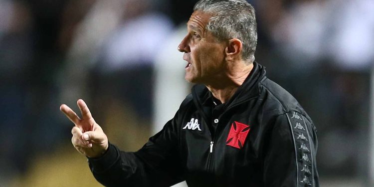 Jorginho prega cautela após segunda vitória seguida